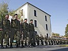 Die Soldaten marschieren zum letzten Mal aus der Kaserne.