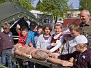 Schüler am Beginn einer Dekontamination am Beispiel einer Übungspuppe.