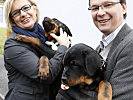 Minister Darabos und Gattin Irene mit den Welpen "Cliff" und "Chris".