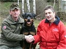 Oberstleutnant Koppitsch vom Militärhundezentrum übergibt den Rottweiler an seinen neuen Besitzer.