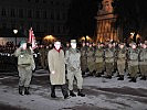 Brigadier Karl Berktold, r., und Landesrat Walter Blachfellner schreiten die Front ab.