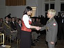 Gabi Burgstaller übergab ein Salzburgwappen an Leutnant Weiß.