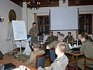Die Miliz-Kommandanten beim Workshop: Gute Seiten, aber auch Probleme vorhanden.
