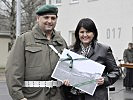 Landeshauptfrau Gabi Burgstaller überreichte ein Foto der Salzburger Militärmusik im Jahr 1900 als Geschenk.