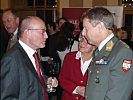 Generalmajor Heidecker (r.) beim Smalltalk mit Militärkommandant i.R. Ebner.