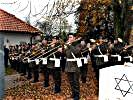 Die Militärmusik spielt auf dem Friedhof der israelitischen Kultusgemeinde den "Guten Kamerad"