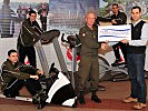 Intersportsprecher Christian Mann übergibt Militärkommandant Karl Schmidseder Sportgeräte für eine "Coachingzone".