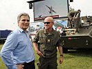 Bundeskanzler Faymann, l., und der Wiener Militärkommandant, Brigadier Schmidseder, auf der Donauinsel.