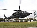 Ein S-70 "Black Hawk" Transporthubschrauber landet am Wiener Heldenplatz.