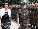 Bezirksvorsteherin Reichard und Brigadier Schmidseder mit den Soldaten der Garde und des Militärkommandos.