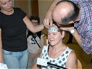 Zuerst werden einer Workshop-Teilnehmerin Sensoren angelegt, ...