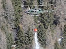 Eine Agusta Bell 212 beim Löscheinsatz.