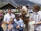 Günther Platter mit "Ex-Soldat" Nelson und Direktor Andreas Braunhofer. Die Kinder müssen auch in Zukunft nicht auf den Haflinger verzichten.