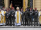 Die Teilnehmer der Feier vor der Kirche.