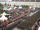 Die Garde marschiert zur Angelobung auf den Heldenplatz ein