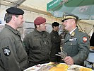 Generalleutnant Höfler im Gespräch mit seinen Soldaten.