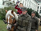 Alpinsoldaten mit einem ihrer Haflinger am Wiener Heldenplatz.