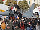 Viele wollten im Cockpit des Eurofighters Platz nehmen.