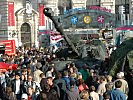 Am Heldenplatz feiern die Soldaten gemeinsam mit der Bevölkerung.