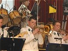 Zu den Klängen des Tanzorchesters der Militärmusik Salzburg...