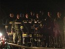 Kräfte des Bundesheers und der Feuerwehr stehen gemeinsam im Einsatz.