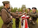 Vier Soldaten legen den Treueeid an der österreichischen Flagge ab.