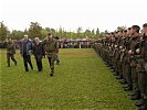 Oberstleutnant Hrbek, Bürgermeister Edlinger, LH Pühringer und Generalmajor Raffetseder schreiten die Front ab.