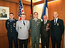 Mit dem Ehrenkreuz wurden ausgezeichnet (v.l.): Oberstleutnant Spranger, Oberst Arnold, Brigadier Oschep sowie Obermaat der Reserve Roland Puffer. Zweiter von rechts: Michael Buchalla vom Österreichischen Kameradschaftsbund.