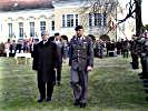 Bürgermeister Renner und Brigadier Prader schreiten die Front ab.