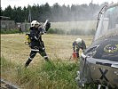 Das Team im Einsatz: Feuerwehrleute des Bundesheeres löschen den brennenden Hubschrauber.