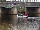 Rafting auf der Moldau: Hier geht's durch eine Brücke in Rosenberg.