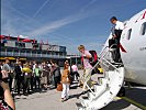 Ludwig Paischer wird am Salzburger Flughafen empfangen.