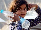 Lebenswichtig: Viele der Erdbebenopfer sind auf das frische Trinkwasser angewiesen.