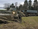 Ein österreichischer Schützenpanzer "Saurer" l., sichert einen deutschen Brückenlegepanzer "Biber".