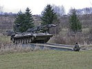 Ein deutscher Pionierpanzer "Biber" beim Verlegen der Behelfsbrücke.