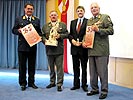 Generalleutnant Entacher und Brigadier Polajnar mit den Partnern der Siebenten.