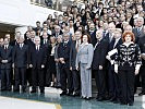 Gruppenfoto der Verteidigungsminister mit Studenten.