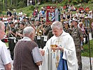 Feldmesse vor mehreren Hundert Pilgern und Besuchern