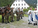 Generalvikar Fahrner segnet die teilnehmenden Pferde