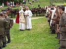 Militärdekan Kahr segnet die Pferde.