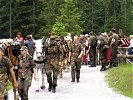 Die Wallfahrer erreichen den Ausgang der Vorderkaserklamm....