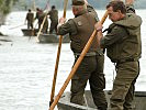 Die Pioniere bei der Wasserausbildung: Mit Floßstangen zu manövrieren ist kräfteraubend.