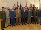 Platter beim Gruppenfoto mit den Militärattachés ...