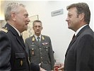 Der Minister im Gespräch mit dem schwedischen Militärattaché Brigadier Leif Erik Küller.