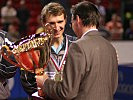 Minister Norbert Darabos (r.) gratuliert Werner Schlager zum Gewinn der Champions League.