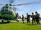 Hier nimmt ein Mil Mi-8 Helikopter der polnischen Streitkräfte einen 'Mistral'-Trupp des Bundesheeres auf.