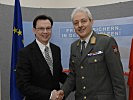 Minister Darabos mit Generalmajor Bair: "Ein erfahrener und ausgezeichneter Offizier".