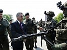 Der Bundespräsident zeigte sich von der Ausrüstung der Soldaten beeindruckt.