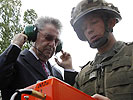 Stabswachtmeister Schweighofer erläuterte Bundespräsident Fischer die Funktionsweise eines Schallortungsgerätes zur Suche von Verschütteten.