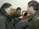 Mike Diwald (l.) in Uniform: Der Moderator rückte für vier Stunden in die Kaserne ein.